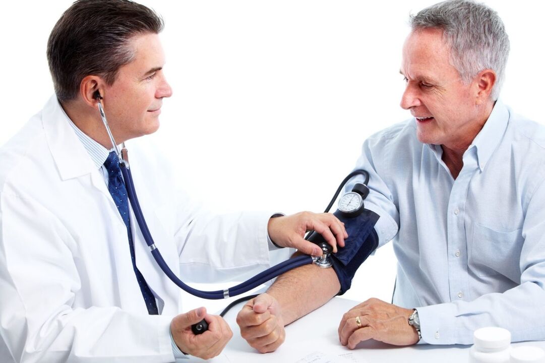 Le médecin mesure la pression du patient avec hypertension