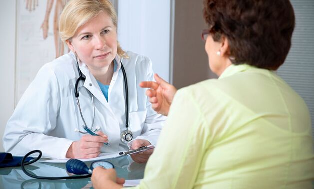 Le cardiologue discutera avec le patient des facteurs de risque d'hypertension